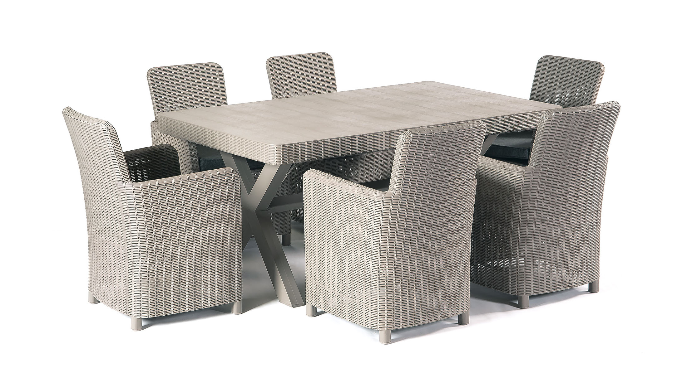 Кресло Beenera Manhattan Armchair бежевого цвета с мягкой подушкой и высокой спинкой